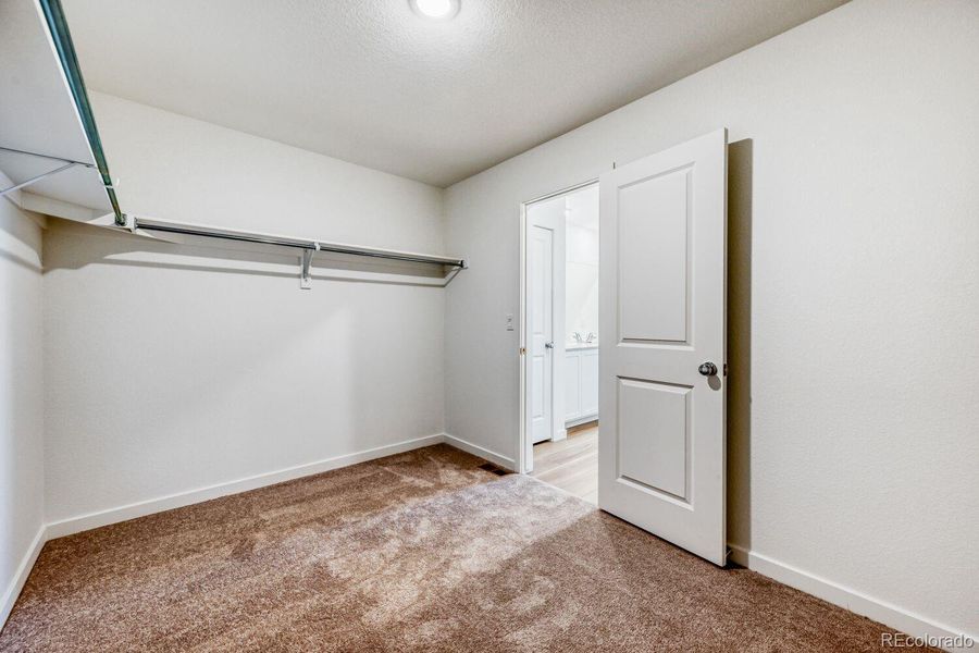Spacious, unfurnished interior of a new home in Percheron, Colorado Springs (Image 9).