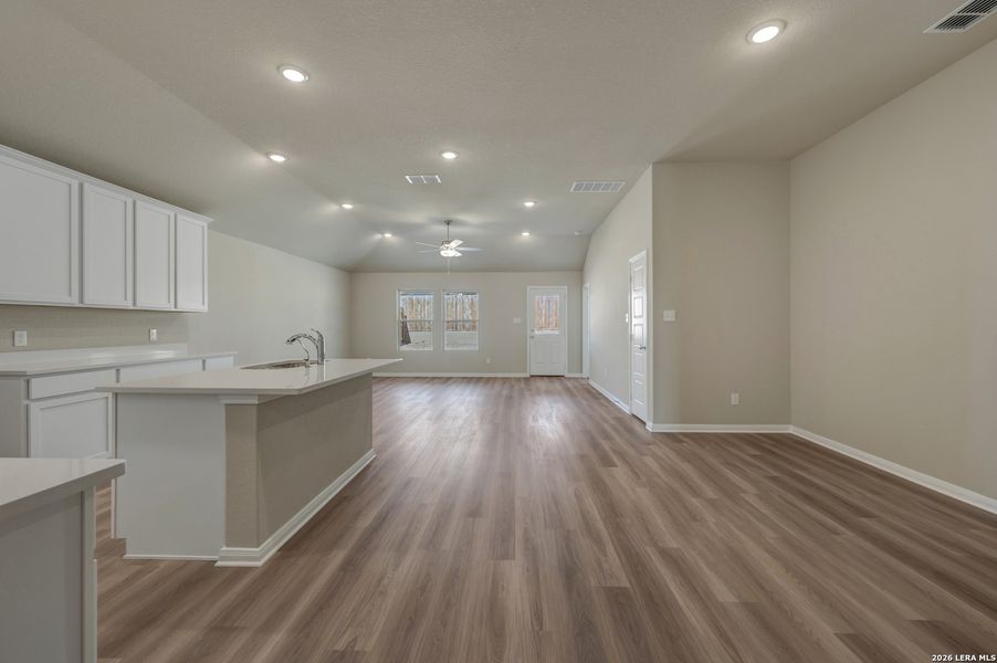Spacious, unfurnished interior of a new home in Hunters Ranch, San Antonio (Image 33).