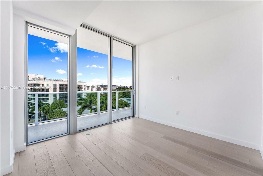 Spacious, unfurnished interior of a new home in , Bay Harbor Islands (Image 14).