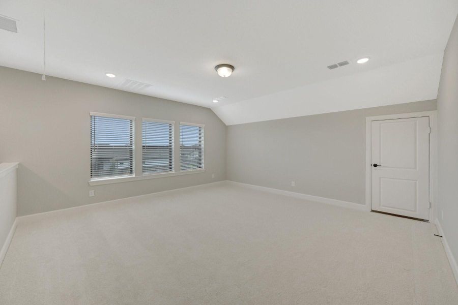 Spacious, unfurnished interior of a new home in Riceland - Enclave Row Collection, Mont Belvieu (Image 15).