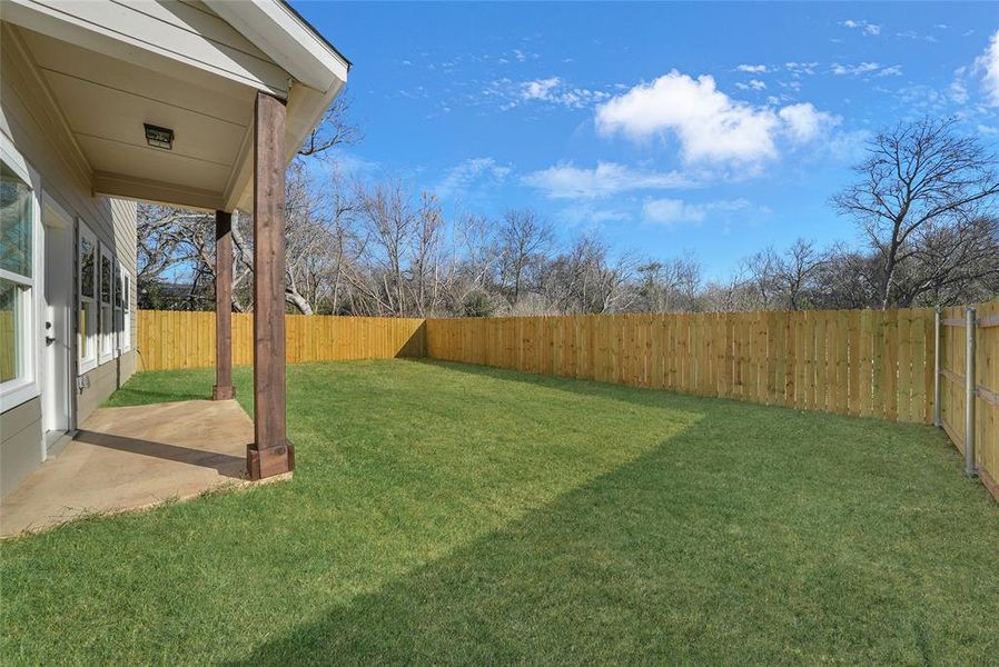 Exterior details and patio area of a home in , Waxahachie (Image 3).