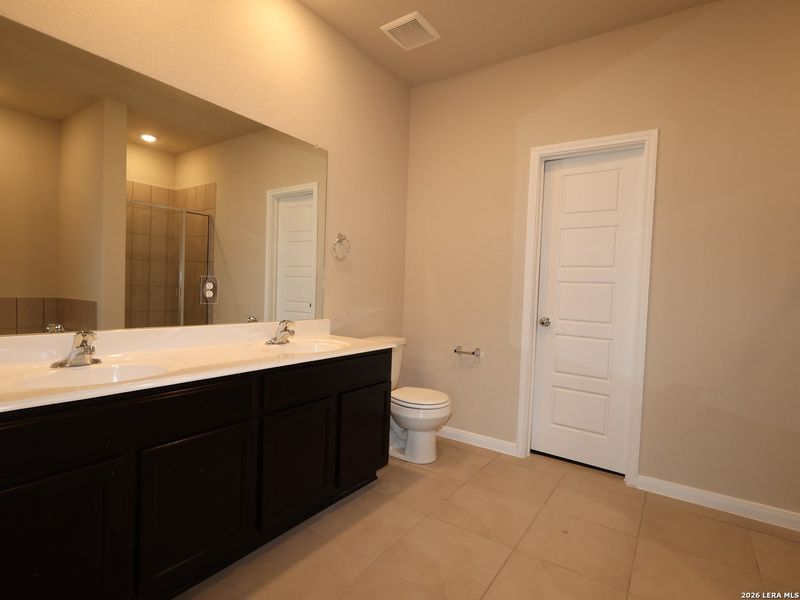 Furnished interior view inside a new home in Agave, San Antonio (Image 9).