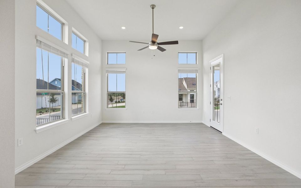 Spacious, unfurnished interior of a new home in Villas at Kissing Tree, San Marcos (Image 10).