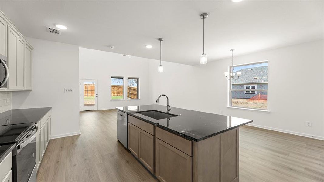 06. 1632 Edgeway - Kitchen (3)