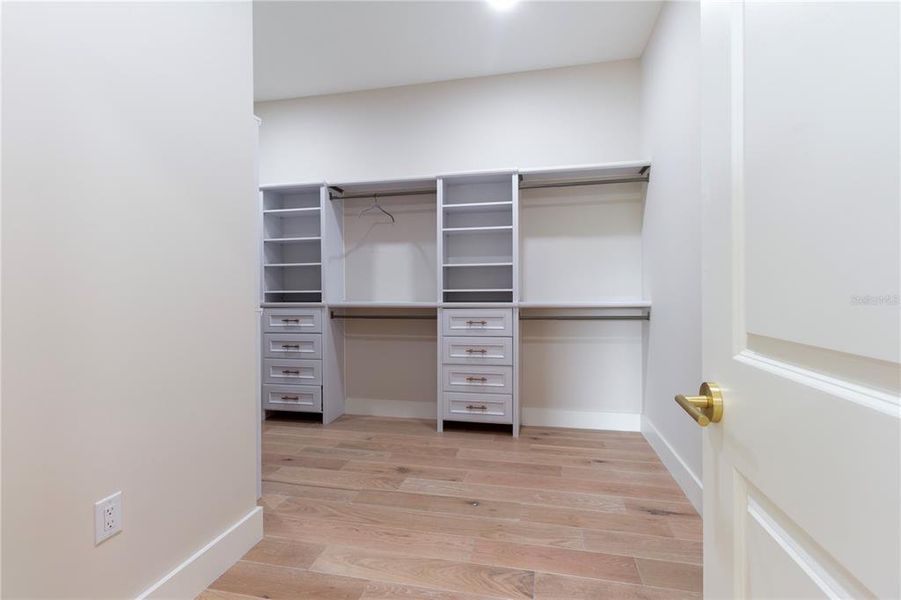 Spacious, unfurnished interior of a new home in , Tampa (Image 77).