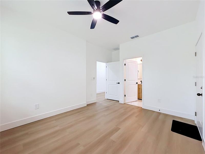 Spacious, unfurnished interior of a new home in , Orlando (Image 26).