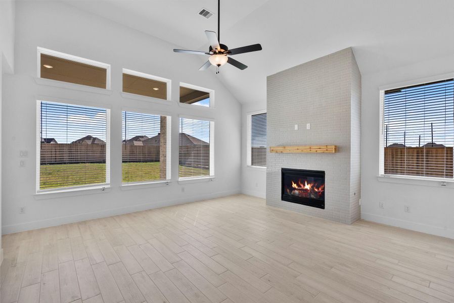 Spacious, unfurnished interior of a new home in Blue Heron, Mont Belvieu (Image 28).