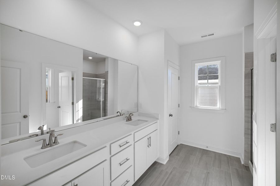 SUN_Stoneriver_Pic_Waterbury_OwnersBath_