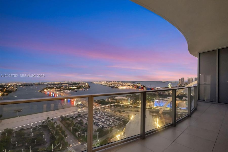 Condo located in Miami, FL showcasing its design and architecture (Image 27).