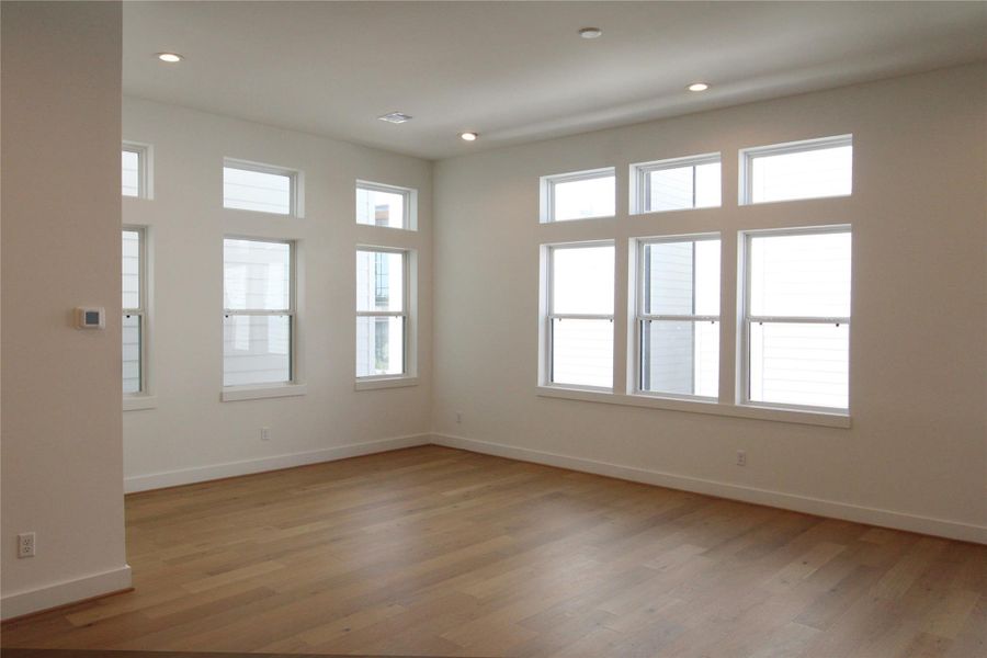 Spacious, unfurnished interior of a new home in Eastwood Estates, Houston (Image 14).