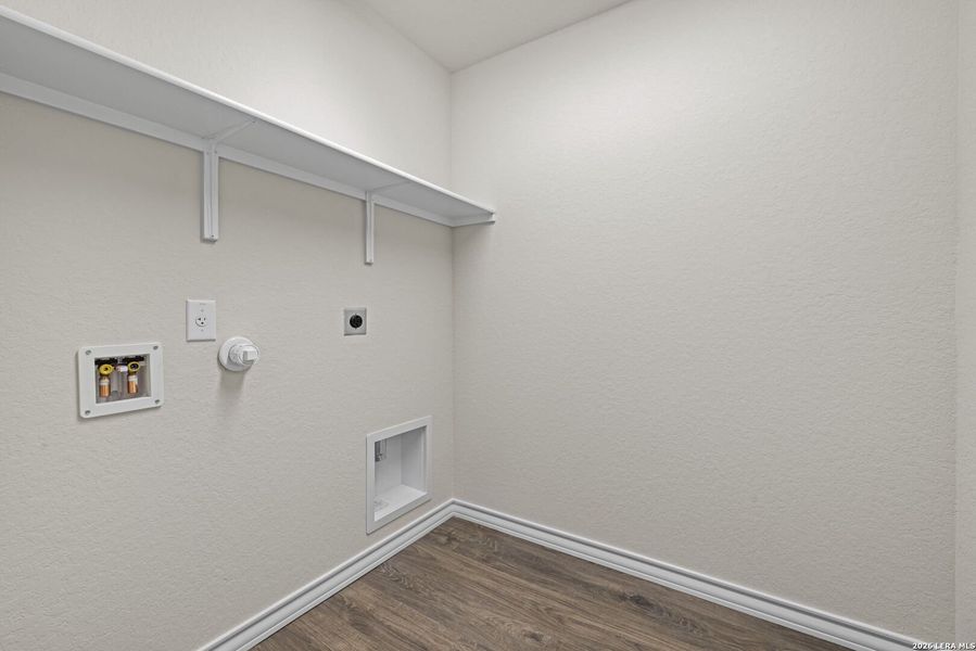 Spacious, unfurnished interior of a new home in Redbird Ranch, San Antonio (Image 21).