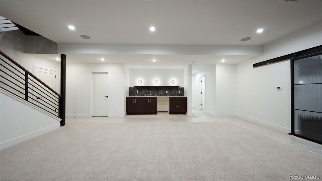 Spacious, unfurnished interior of a new home in , Golden (Image 21).