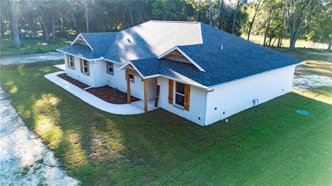 Exterior details and patio area of a home in , Lake Panasoffkee (Image 27).