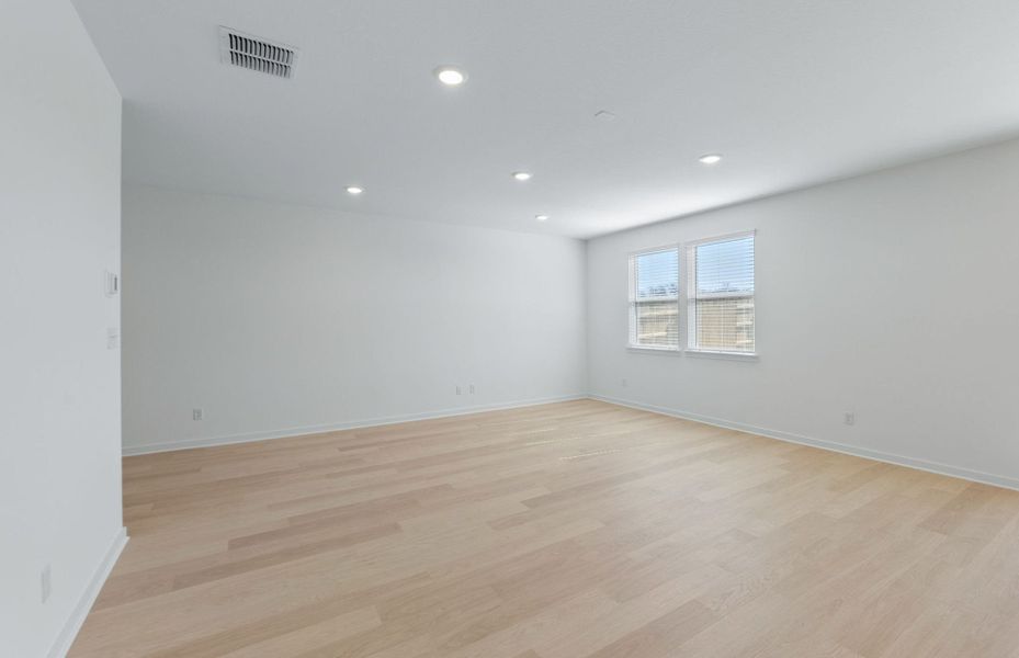 Spacious, unfurnished interior of a new home in Sunfield, Buda (Image 16).