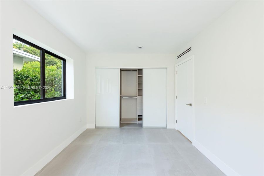 Spacious, unfurnished interior of a new home in , Miami (Image 10).