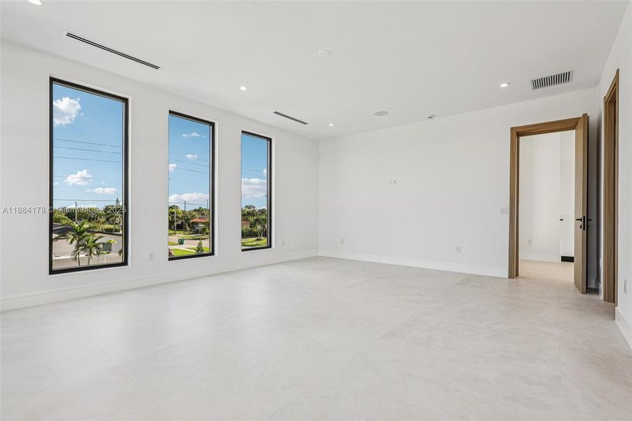 Spacious, unfurnished interior of a new home in , Miami (Image 10).