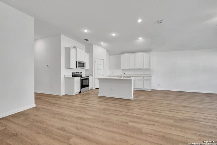 Spacious, unfurnished interior of a new home in Greenspoint Heights, Seguin (Image 23).