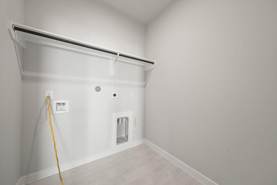 Spacious, unfurnished interior of a new home in Huntington Place, Rosharon (Image 17).