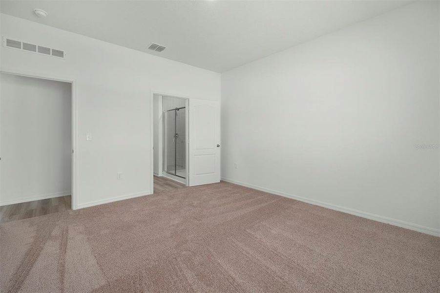 Spacious, unfurnished interior of a new home in Tula Parc, Astatula (Image 9).