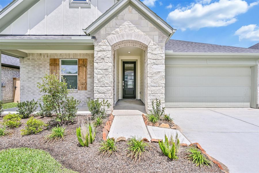 Exterior details and patio area of a home in Laurel Landing, Alvin (Image 23).