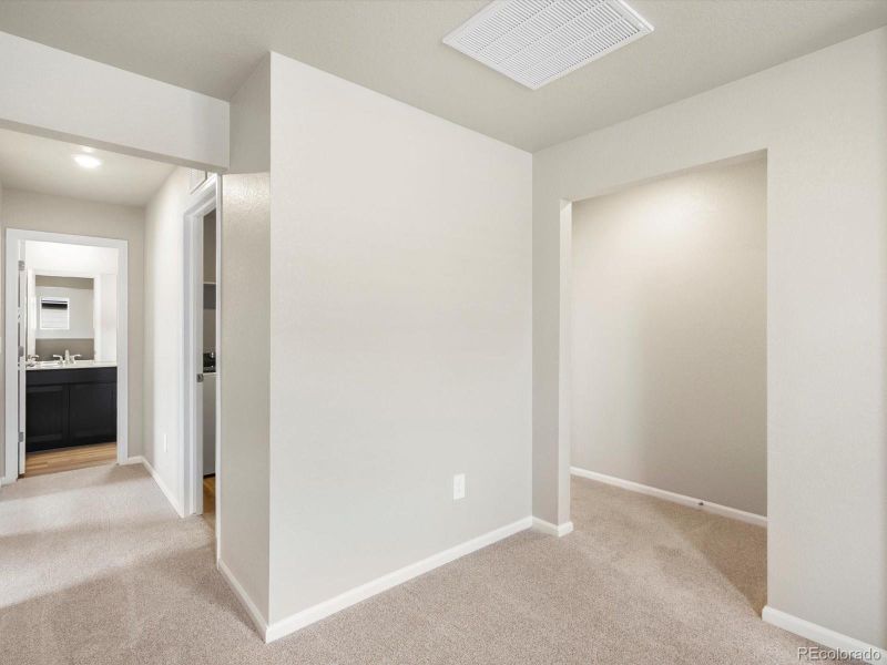 Spacious, unfurnished interior of a new home in Lake Bluff, Greeley (Image 16).