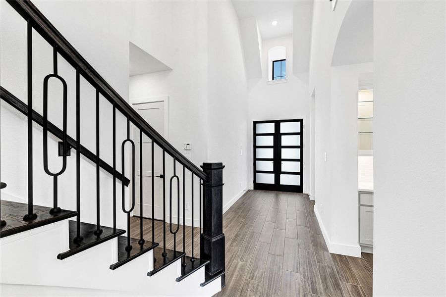 Spacious, unfurnished interior of a new home in Cross Creek West, Fulshear (Image 18).