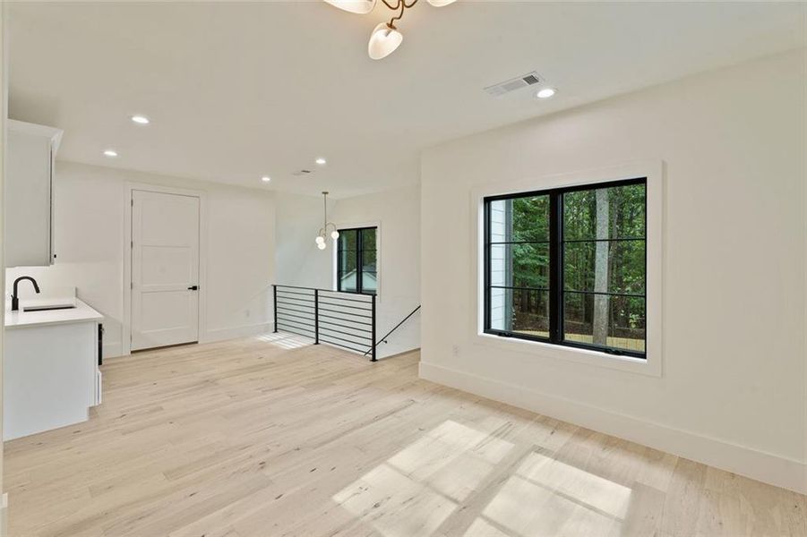Spacious, unfurnished interior of a new home in , Alpharetta (Image 38).
