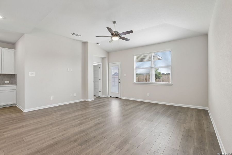 Spacious, unfurnished interior of a new home in Thomas Pond, San Antonio (Image 38).