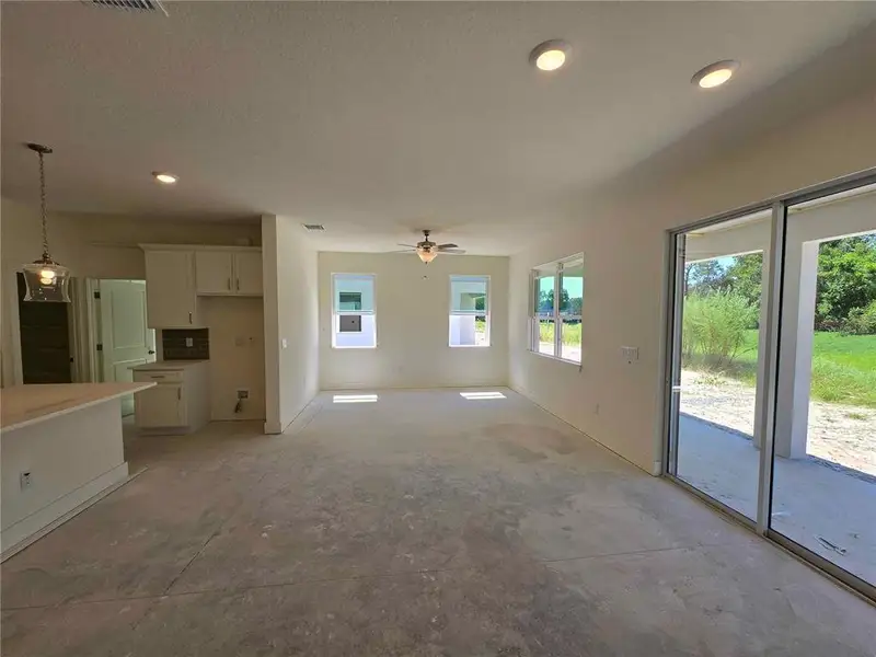 Spacious, unfurnished interior of a new home in , Spring Hill (Image 5).