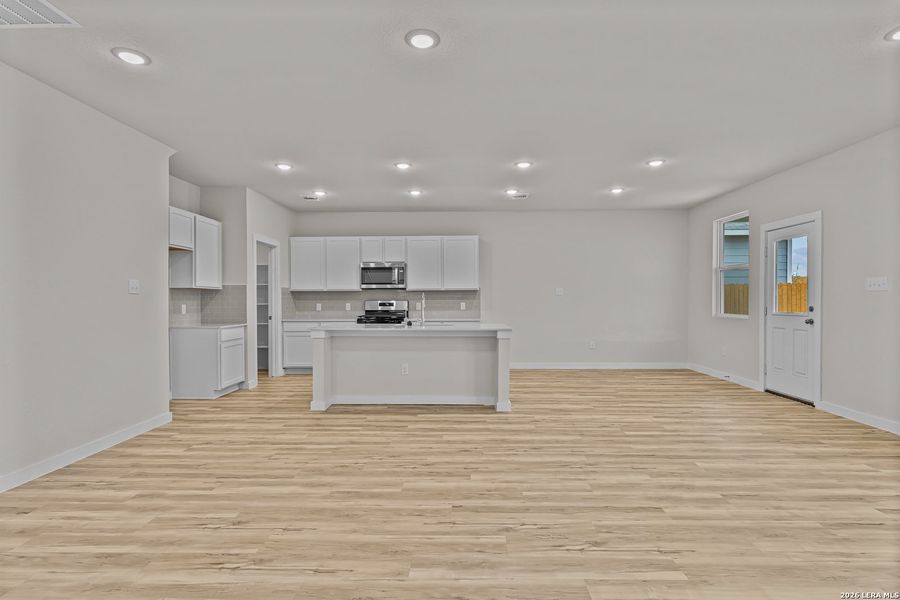 Spacious, unfurnished interior of a new home in Summerlin, San Antonio (Image 15).