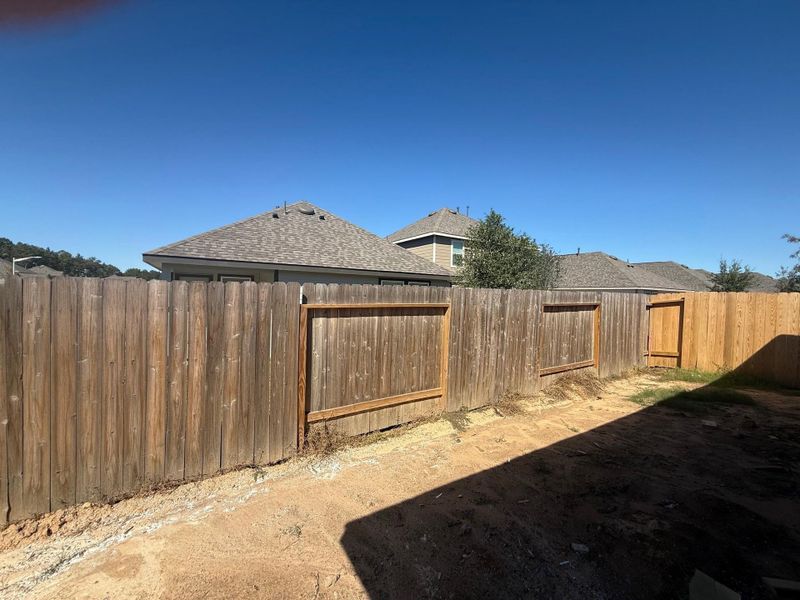 Exterior details and patio area of a home in Cliffstone Hills, Conroe (Image 2).