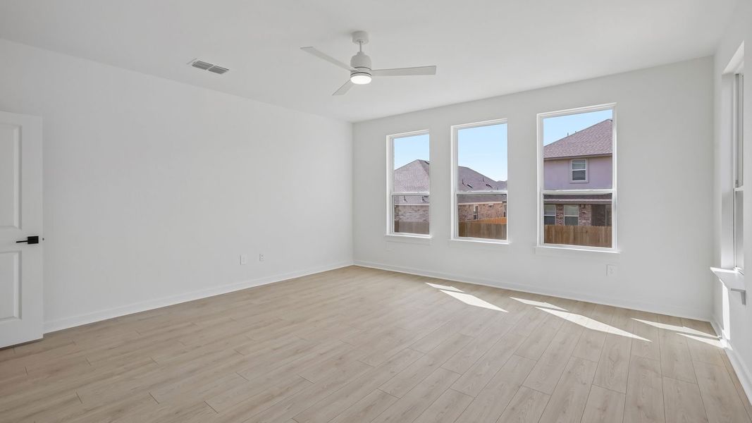 Spacious, unfurnished interior of a new home in Rosenbusch Ranch, Leander (Image 37).