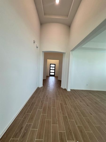Spacious, unfurnished interior of a new home in Creekhaven, Iowa Colony (Image 19).