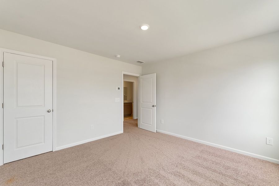 Spacious, unfurnished interior of a new home in Tucker Ridge, Pendleton (Image 21).