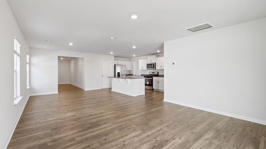 Spacious, unfurnished interior of a new home in Cedar Gap, Fountain Inn (Image 15).