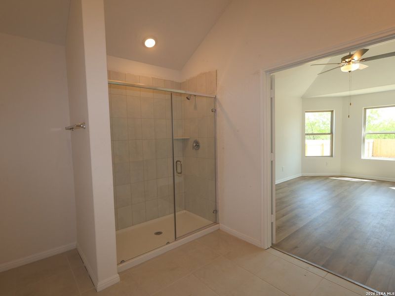 Spacious, unfurnished interior of a new home in Cinco Lakes, San Antonio (Image 15).