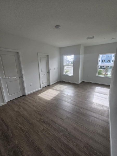 Spacious, unfurnished interior of a new home in , Orlando (Image 28).