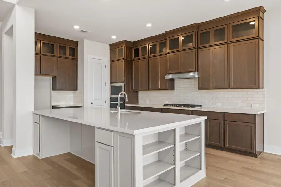 Large Center Island in Kitchen