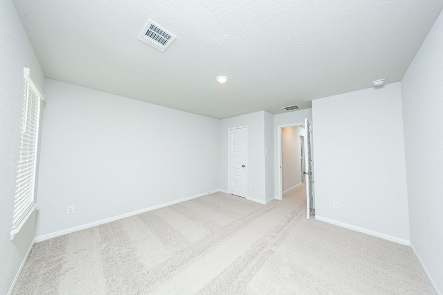 Spacious, unfurnished interior of a new home in River's Edge, Conroe (Image 18).