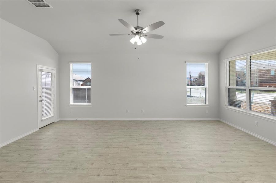 12. 3732 Honey Daisy - Family