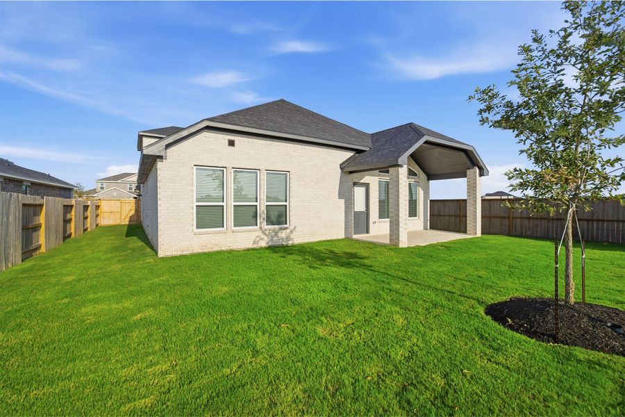 Exterior details and patio area of a home in Ashland, Richwood (Image 30).