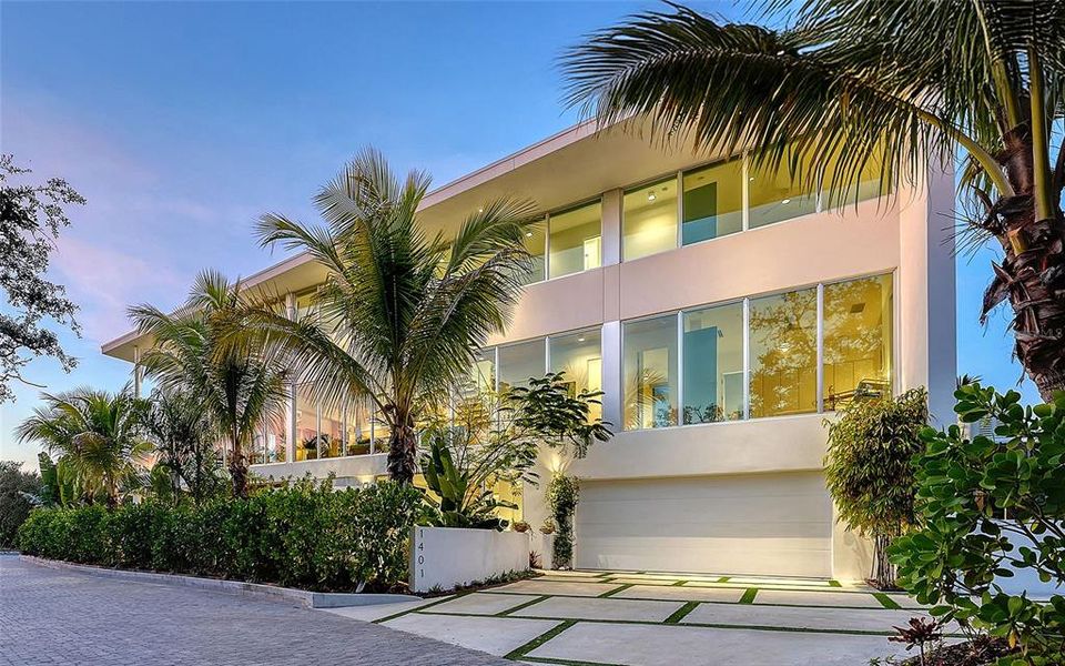 Condo located in Sarasota, FL showcasing its design and architecture (Image 4).