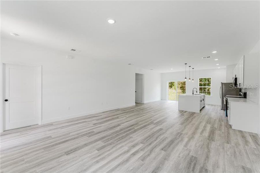 Spacious, unfurnished interior of a new home in , Ocala (Image 13).