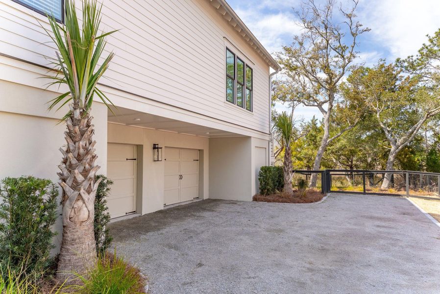 Exterior details and patio area of a home in Daniel Island Park, Charleston (Image 36).
