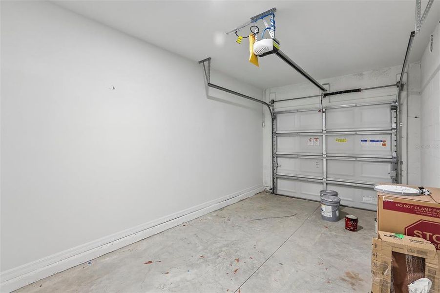 Spacious, unfurnished interior of a new home in Twin Oaks, Zephyrhills (Image 27).