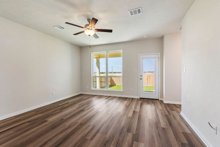 Spacious, unfurnished interior of a new home in Arroyo Ranch, Seguin (Image 9).