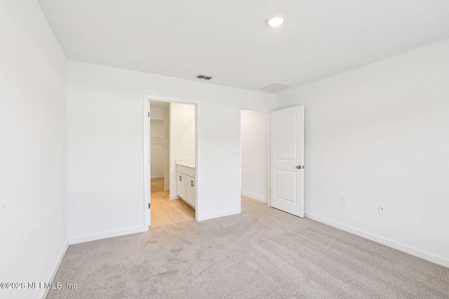 Spacious, unfurnished interior of a new home in Kings Preserve, Jacksonville (Image 25).