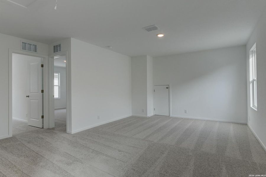 Spacious, unfurnished interior of a new home in Hennersby Hollow, San Antonio (Image 18). Spacious, unfurnished interior of a new home in Hennersby Hollow, San Antonio (Image 18).
