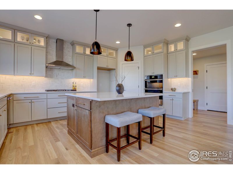 Double ovens, a gas cooktop and a real vented hood. Gorgeous brand new kitchen!