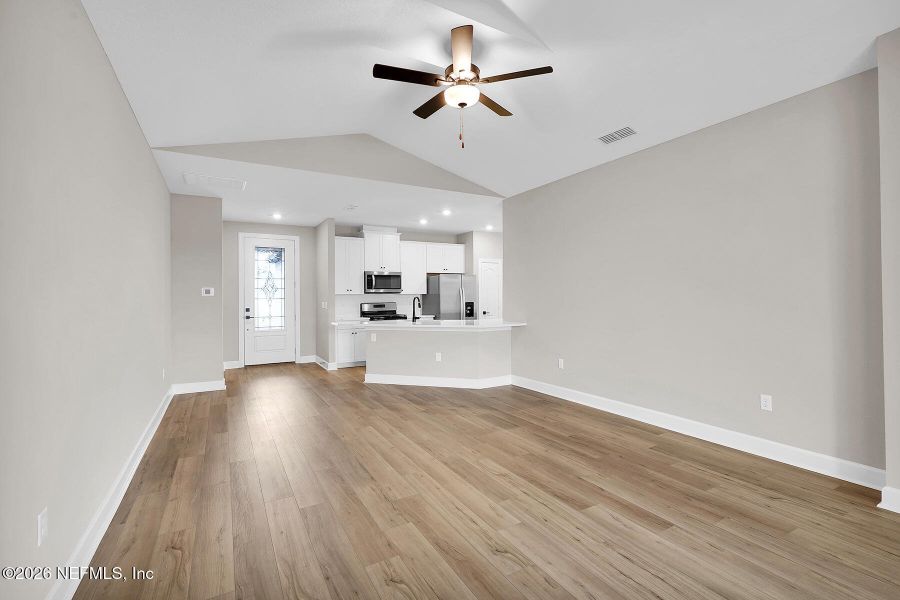 Spacious, unfurnished interior of a new home in Jennings Farm, Middleburg (Image 15).